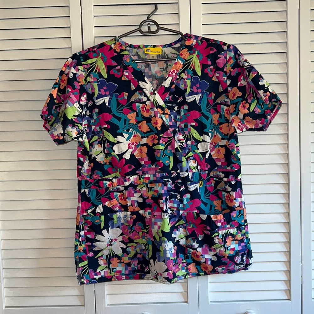 WonderWink women’s scrub top